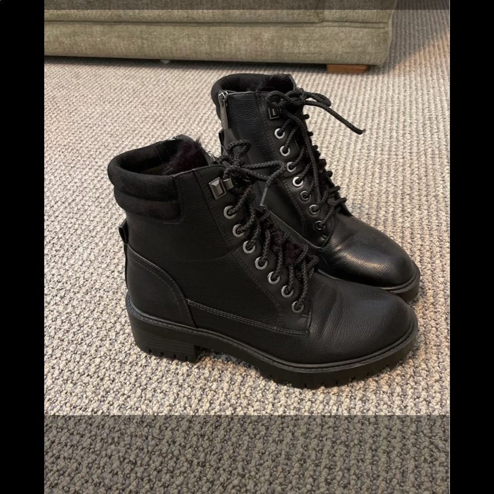 Military ankle boots with faux fur